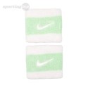 Frotki na nadgarstek Nike Swoosh Wristbands 2 szt. biało-zielone N0001565117OS Nike Frotki na nadgarstek Nike Swoosh Wristbands 2 szt. biało-zielone N0001565117OS Nike